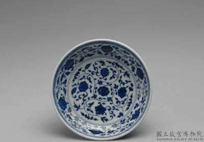 图片[3]-Dish with Indian lotus scrolls in underglaze blue, Qing dynasty, Qianlong reign (1736-1795)-China Archive